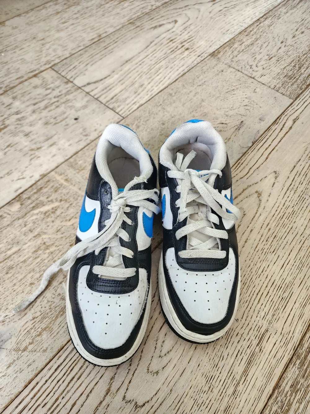 Nike Kids Low-Top Sneakers in White, Black & Bright Blue